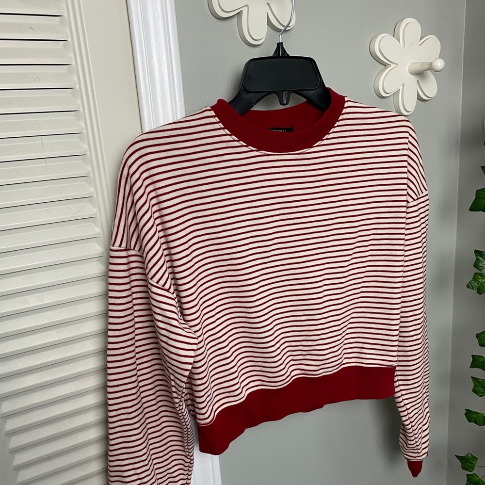 Small. Forever 21 Sweater. Red & White Stripes.
